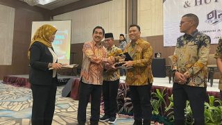 Kapolda Kepri Menerima Penghargaan PJS Award di Jakarta