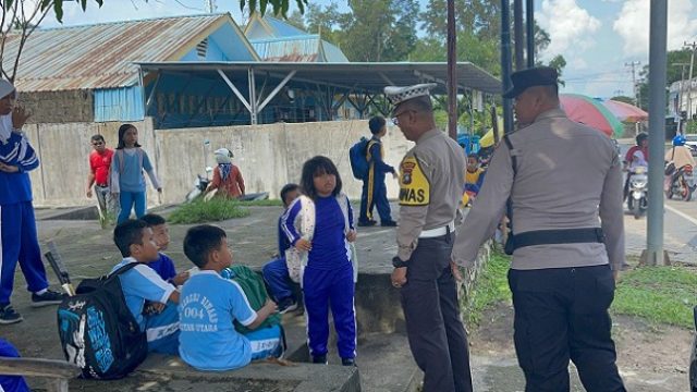 Polsek Bintan Utara Patroli Saat Jam Pulang Sekolah, Antisipasi Kejahatan Terhadap Pelajar