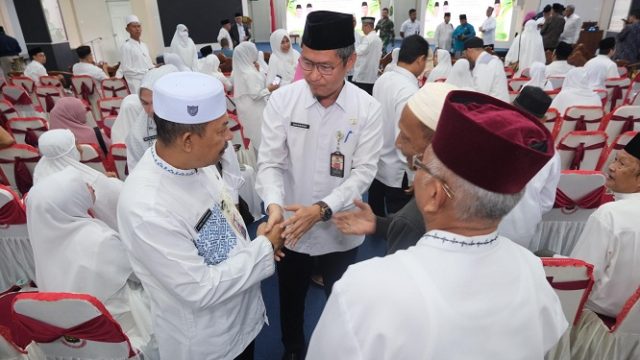 Zulhidayat Melepas 203 Jemaah Calon Haji Tanjungpinang, Ada yang Berusia 18 Tahun