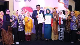 Dinilai Berhasil Oleh BKKBN RI, Ini Foto Roby dan Hafizha Dianugerahi Penghargaan Manggala Karya Kencana