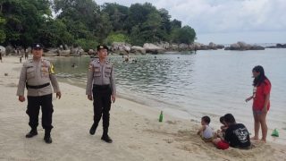 Pengunjung Pantai Trikora Ramai di Akhir Libur Cuti Bersama Iduladha, Polisi Cemas