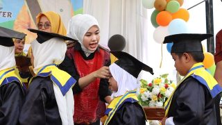 Hafizha Rahmadhani Kagum dengan Kreativitas Anak pada Wisuda PAUD Sri Kemuning