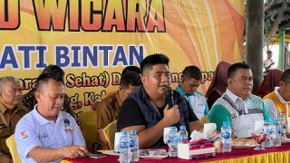 Roby Kurniawan Menyosialisasikan Bantuan Seragam Sekolah Gratis di Desa Malang Rapat