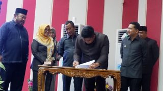 Foto Bupati Bintan dan Pimpinan DPRD Menandatangani Persetujuan Ranperda Pertanggungjawaban Pelaksanaan APBD 2023