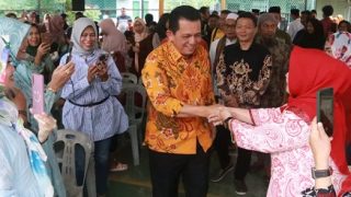 Silaturahmi di Perumahan Odessa Batam, Ansar Ahmad Menyampaikan Seragam Sekolah Gratis bagi Pelajar