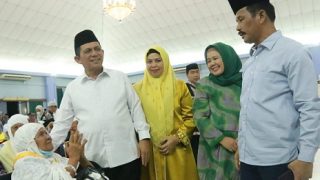 Ansar Ahmad dan Muhammad Rudi Kompak Menyambut Jamaah Haji Kloter Pertama Debarkasi Batam