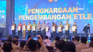 Bantu Rp2,7 Miliar untuk ETLE, Gubernur Kepri Menerima Penghargaan dari Kapolri