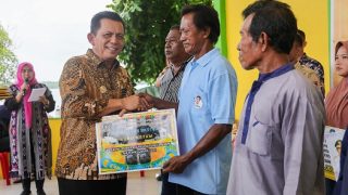 Gubernur Kepri Ansar Ahmad Menyerahkan Pelbagai Bantuan di Pulau Buluh Batam
