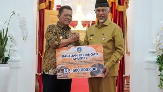Gubernur Kepri Menyerahkan Bantuan Rp939 Juta untuk Korban Banjir Bandang Sumbar