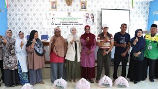 Hafizha Rahmadhani Menyalurkan Sembako dari Zakat ASN Bintan kepada Kaum Duafa