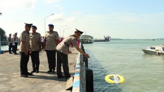 Kapolres Bintan Pimpin Upacara Pelarungan Bunga di Laut