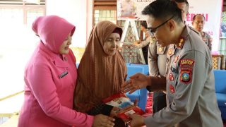 Polres Bintan Menyalurkan Ratusan Paket Sembako untuk Lansia dan Warga Kurang Mampu