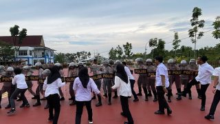 Personel Polres Bintan Diamuk Massa Pendukung Pasangan Calon di Pilkada 2024