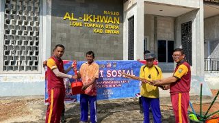 Bakti Religi, Polres Bintan Membersihkan Tempat Ibadah dan Berbagi Sembako