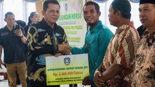Hari Kedua Kunker Ke Lingga, Ansar Ahmad Menyalurkan Bantuan Rp 2,58 Miliar untuk Masyarakat Daik