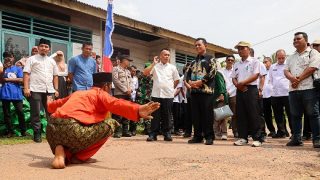 Ansar Ahmad Serahkan Bantuan Rp3,99 Miliar di Desa Kerandin, Kabupaten Lingga