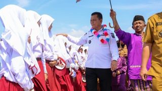 Lanjutkan Kunker ke Desa Mensanak, Ansar Salurkan Bantuan Senilai Rp1,13 Miliar