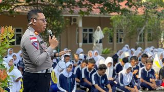 Kasat Lantas Polres Bintan Menyosialisakan Tertib Berlalu Lintas kepada Pelajar