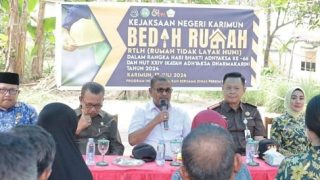 Aunur Rafiq dan Kajari Karimun Melakukan Bedah Rumah Warga Pelambung Desa Pongkar