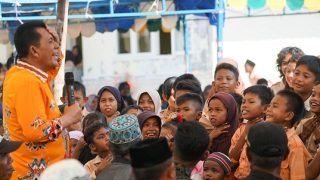Gubernur Kepri Ansar Ahmad Menyerahkan Bantuan Rp837,7 Juta untuk Desa Cempa Lingga