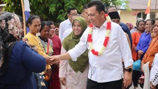 Kunker ke Penaah Lingga, Ansar Ahmad Menyerahkan Bantuan Rp1,12 Miliar