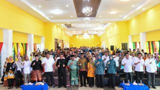 Ansar Ahmad Menyerahkan Bantuan Rp29,6 Miliar untuk Tiga Kecamatan di Bintan