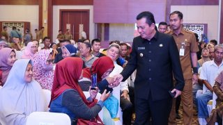 Ansar Ahmad Menyerahkan Bantuan UEP untuk Warga Tanjungpinang, 5 Ribu Keluarga Dapat Beras