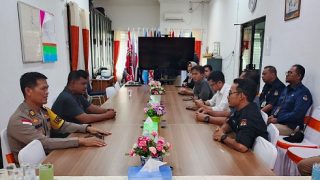 Kabagops dan Kasat Intelkam Polres Bintan Menyambangi KPU Bintan, Bahas Netralitas Personel