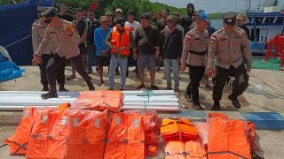 Cuaca Ekstrem, Kapolsek Bintan Timur AKP Firuddin Memberikan Life Jacket kepada Nelayan