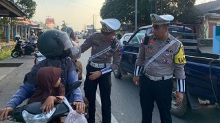 Satlantas Polres Bintan Memberikan Helm Gratis kepada Pengendara Sepeda Motor