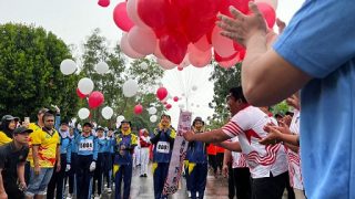 Cuaca Tak Surutkan Semangat, Roby Lepas Peserta Gerak Jalan Tri Lomba Juang