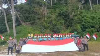 Polres Bintan Mengibarkan Bendara Merah Putih di Pulau Terluar Wilayah NKRI