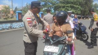 Polres Bintan Membagi-bagikan Lagi Bendera Merah Putih secara Gratis