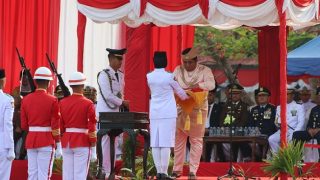 HUT Kemerdekaan RI di Bintan, Roby Kurniawan Menyerahkan Bendera Merah Putih kepada Salwa Intani Si Anak Yatim