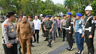 Ansar Ahmad dan Kapolda Mengecek Pasukan Operasi Mantap Praja Seligi 2024 untuk Pengamanan Pilkada