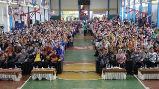 Ansar Ahmad Menyerahkan Bantuan Senilai Rp82,55 miliar untuk Kecamatan Batam Kota dan Nongsa