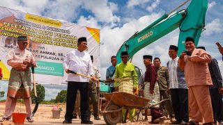 Ansar Ahmad Menyumbang Rp20 Juta untuk Pembangunan Masjid Amar Ma’ruf Tanjungpinang