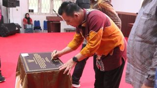 Ansar Ahmad Menyerahkan Bantuan di Batam, Empat Kecamatan Dapat Rp64,44 Miliar
