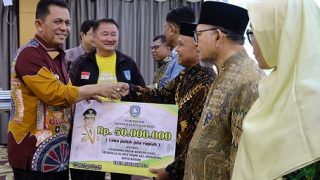 Gubernur Kepri Menyerahkan Bantuan di Batam, Rp48,4 Miliar untuk Tiga Kecamatan