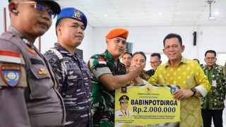 Ansar Ahmad Menyerahkan Bansos Senilai Rp108,2 Miliar, Babinpotdirga Pun Terima Insentif