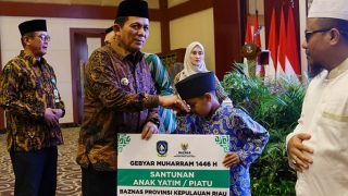 Baznas Kepri Mengumpulkan Rp7 Miliar hingga Juni, Ansar Ahmad Menyalurkan Bantuan kepada 960 Penerima