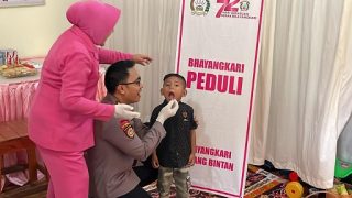Ila Riky Iswoyo Memberikan Vitamin A kepada Balita pada Peringatan HKGB ke-72