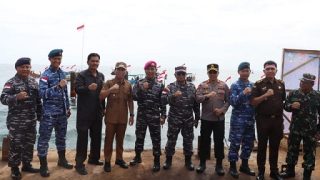 Kapolres Bintan Mengikuti Upacara Pengibaran Bendera Merah Putih di Karang Singa