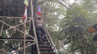 Diguyur Hujan Deras, Polres Bintan Beramai-ramai Mengibarkan Bendera Merah Putih di Puncak Gunung Bintan