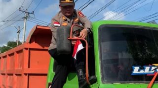 Polres Bintan Berbagi Bendera Merah Putih Gratis kepada Pengendara dan Warga