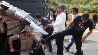 Gara-gara Informasi Medsos, Personel Polres Bintan Diserang Pendukung Cakada di Kantor KPU