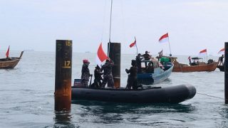 Foto Pasmar I Yonmarhanlan IV dan Nelayan Mengibarkan Bendera Merah Putih di Karang Singa Milik NKRI