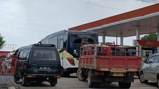 Solar Kosong di SPBU Toapaya, Ini Foto Seratusan Truk dan Mobil Ngantre hingga Perbatasan Tanjungpinang