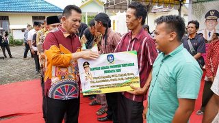 Ansar Ahmad Serahkan Bantuan Sebesar Rp19,6 Miliar di Empat Kecamatan di Natuna