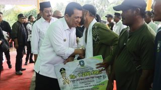 Bersama Nurdin Basirun, Ansar Ahmad Menyerahkan Bantuan Rp30,5 Miliar untuk Kecamatan Tebing hingga Karimun